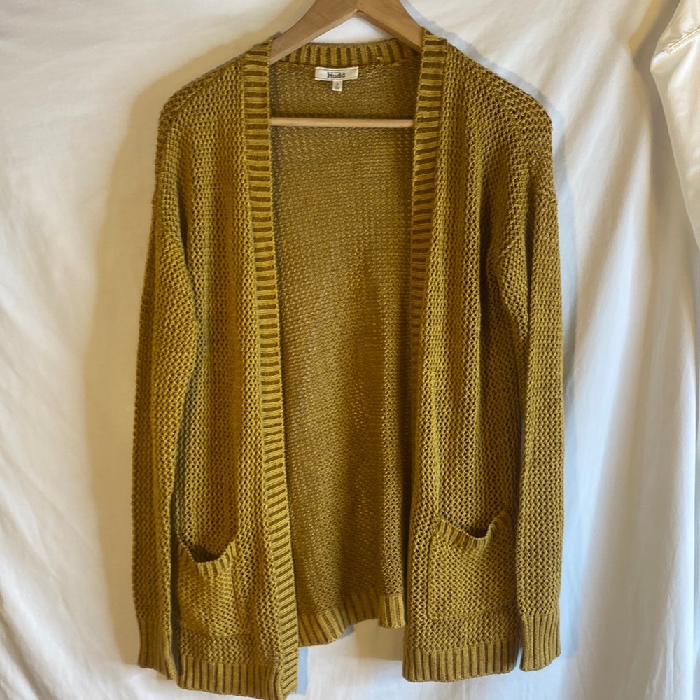 Woman’s sweater top size S.